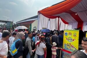 Warga Cibinong Kecewa Tak Kebagian Makan Gratis di Lebaran Betawi