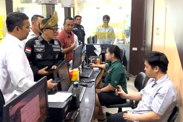 Wamenaker Geram Perusahaan Tahan Ijazah di Pekanbaru