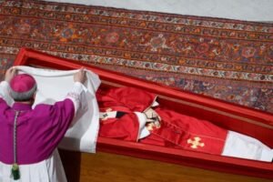 Peti Paus Fransiskus Dibawa dari Vatikan Menuju Basilika Santa Maria Maggiore