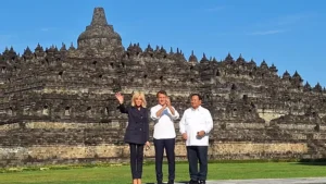 Macron Pamitan Setelah Kunjungan Borobudur