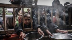 Warga Gaza Serbu Bantuan Sembako Setelah 11 Minggu
