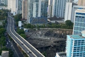 Bangunan Terbengkalai 20 Lantai di Sudirman