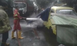 Mobil Tahu Bulat Terbakar di Cilacap