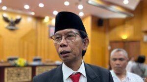 Reaksi Adi Setelah Dicopot dari Ketua PDIP Surabaya