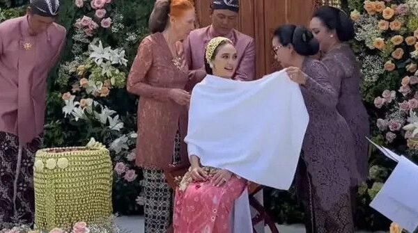 Luna Maya Sertakan Air Zam-zam dalam Siraman