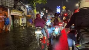 Genangan Air Bikin Lalu Lintas Mampang Macet