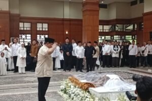 Prabowo Beri Penghormatan Terakhir untuk Eddie Nalapraya