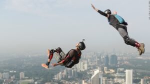 Base Jumping: Menguji Batas Keberanian di Tepian Dunia