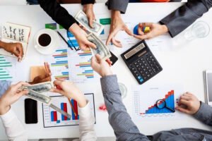 Bisnis Farmasi: Antara Pelayanan Kesehatan dan Peluang Investasi Menggiurkan