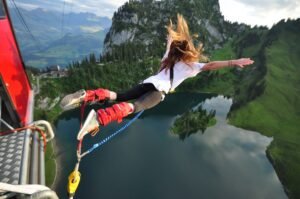 Merasakan Sensasi Terbang Bebas: Mengapa Bungee Jumping Tetap Menjadi Primadona Adrenalin