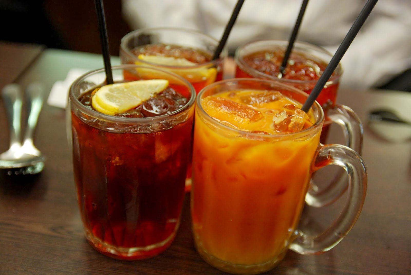 Minuman Isotonik: Lebih dari Sekadar Penghilang Dahaga, Solusi Optimal untuk Hidrasi dan Performa