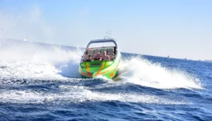 Parasailing: Terbang Bebas di Atas Birunya Lautan, Pengalaman Tak Terlupakan
