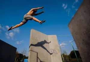 Parkour: Lebih dari Sekadar Melompat, Sebuah Filosofi Gerak yang Membebaskan