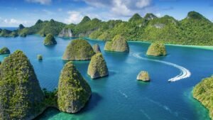 Raja Ampat: Surga Tersembunyi di Ujung Timur Indonesia yang Memukau Dunia (e-media.co.id)
