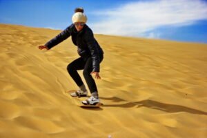 Sandboarding: Menaklukkan Bukit Pasir dengan Sensasi yang Memacu Adrenalin