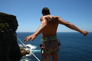 Slacklining: Menari di Atas Ketinggian, Melatih Keseimbangan dan Fokus