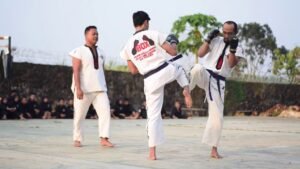Tarung Derajat: Seni Bela Diri Kebanggaan Indonesia yang Mendunia (e-media.co.id)