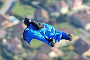 Wingsuit Flying: Menaklukkan Angkasa dengan Sayap Kebebasan